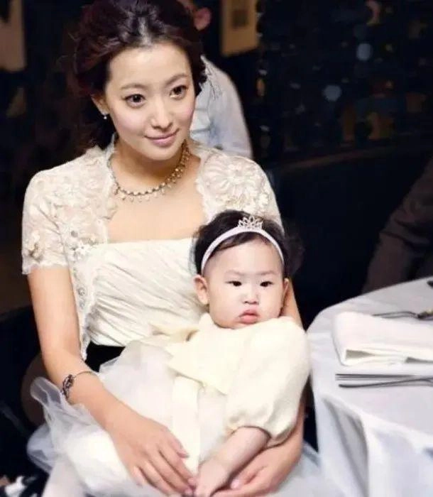 Mẹ là mỹ nhân đẹp nhất nước nhưng con gái sinh ra bị chê bai ngoại hình cái kết sau 16 năm đứa trẻ trưởng thành - 2