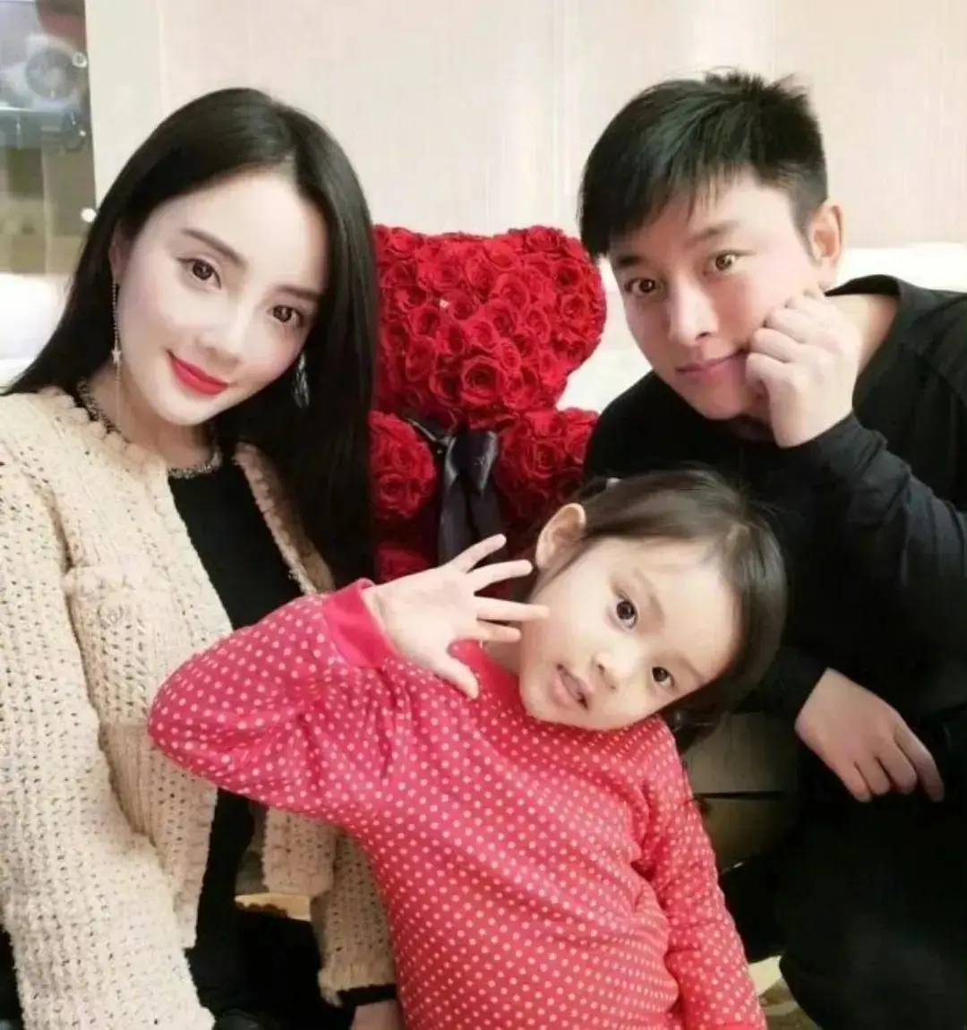 Mẹ ngoại tình khiến gia đình tan vỡ bé gái sống giàu sang học trường 56 tỷnăm và cái kết khi trưởng thành - 2