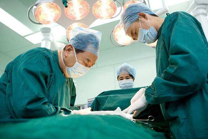Mẹ phát hiện gần tai con xuất hiện một lỗ sâu khác thường liền tò mò bóp thử không ngờ bác sĩ hét phẫu thuật ngay - 3