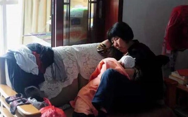 Mẹ phát hiện lưng con ngày càng biến dạng biết nguyên nhân do thói quen của bà nội người mẹ hối hận - 2