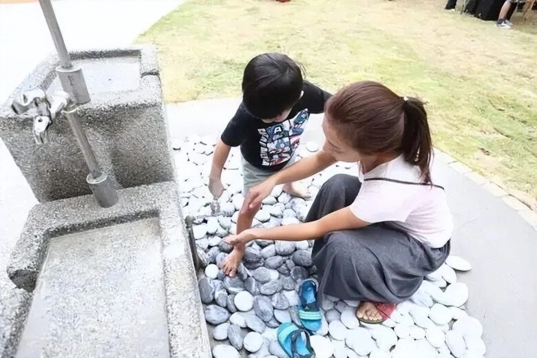 Mẹ phát hiện trên đầu con xuất hiện một lỗ sâu kỳ lạ liền đưa đi khám đến bệnh viện bác sĩ nói đứa trẻ quá may mắn - 3