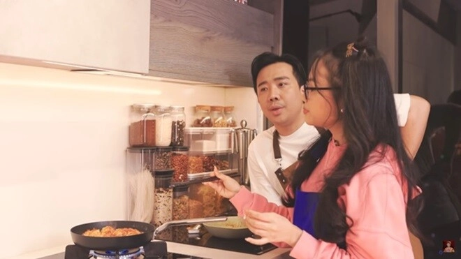 Mẹ phương mỹ chi làm cơm cho con mang đến phim trường trấn thành xuýt xoa nách giật 45 độ - 6
