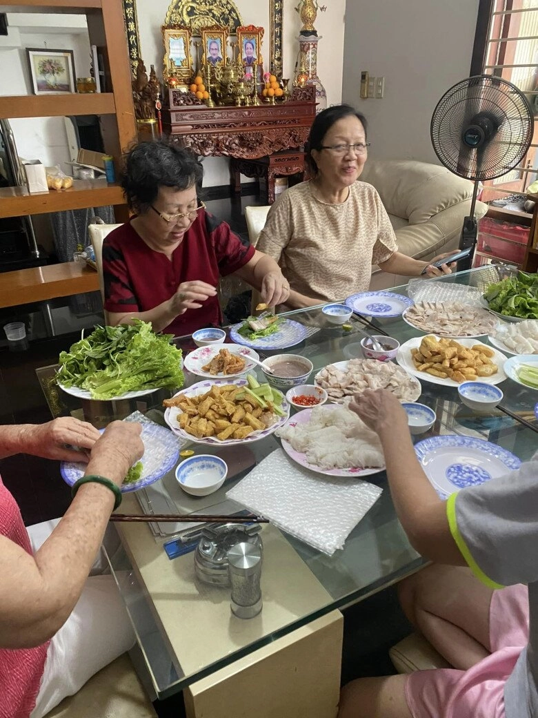 Mẹ ruột u90 của hoài linh ăn bún đậu mắm tôm kiểu lạ đời con trai út không nhịn được cười - 1