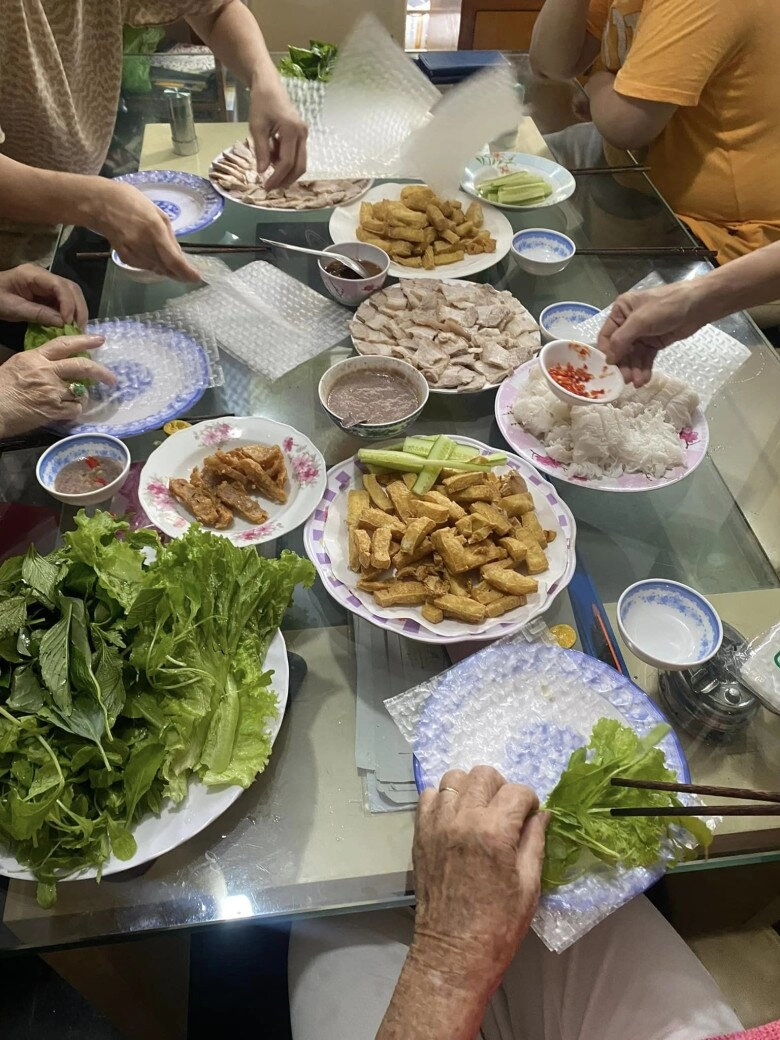Mẹ ruột u90 của hoài linh ăn bún đậu mắm tôm kiểu lạ đời con trai út không nhịn được cười - 2
