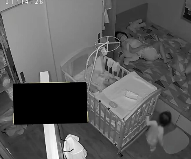 Mẹ sinh thêm em camera ghi lại cảnh tượngbé gái 1 tuổi nửa đêm sang phòng tìm mẹ khiến tất cả bật khóc - 1