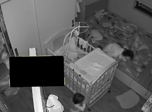Mẹ sinh thêm em camera ghi lại cảnh tượngbé gái 1 tuổi nửa đêm sang phòng tìm mẹ khiến tất cả bật khóc - 4