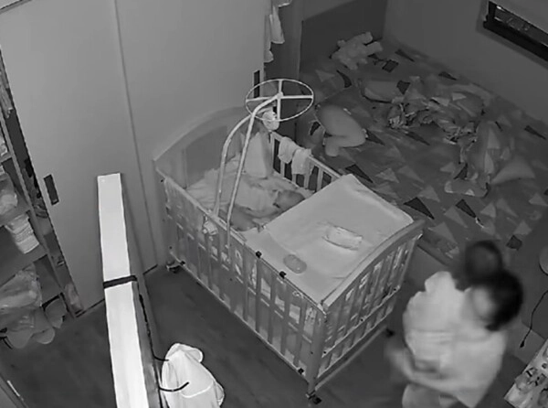Mẹ sinh thêm em camera ghi lại cảnh tượngbé gái 1 tuổi nửa đêm sang phòng tìm mẹ khiến tất cả bật khóc - 5