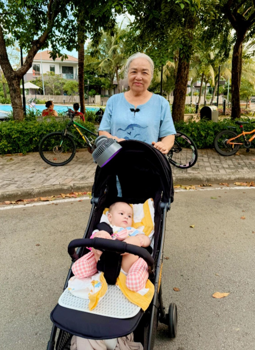 Mẹ từ quê lên phụ nhật kim anh chăm con gái - 1