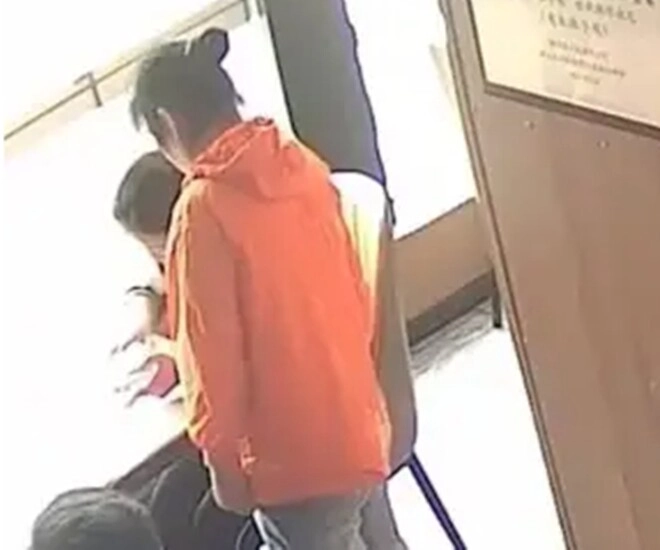 Mẹ và con gái vào nhà hàng gọi 3 món nhưng không đụng đũa suốt 1 giờ ông chủ âm thầm gọi cảnh sát - 1