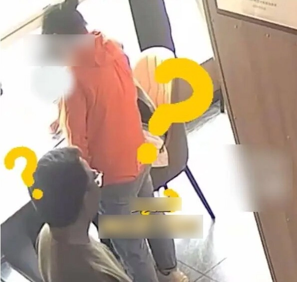 Mẹ và con gái vào nhà hàng gọi 3 món nhưng không đụng đũa suốt 1 giờ ông chủ âm thầm gọi cảnh sát - 2