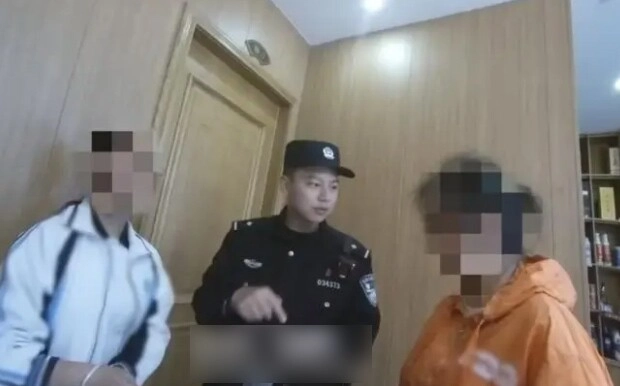 Mẹ và con gái vào nhà hàng gọi 3 món nhưng không đụng đũa suốt 1 giờ ông chủ âm thầm gọi cảnh sát - 3