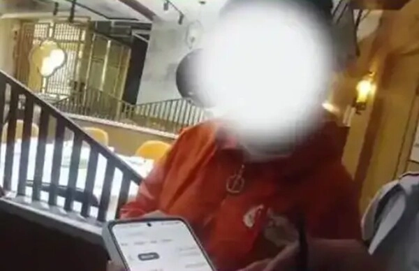 Mẹ và con gái vào nhà hàng gọi 3 món nhưng không đụng đũa suốt 1 giờ ông chủ âm thầm gọi cảnh sát - 4
