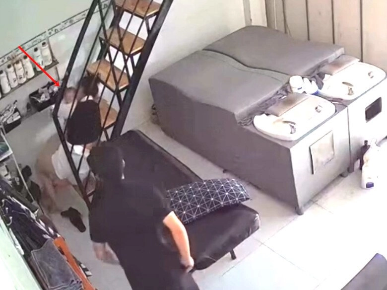 Mẹ việt ngã từ trên tầng cao xuống đất gặp nguy hiểm nhưng tay vẫn giữ chặt bảo vệ con - 3