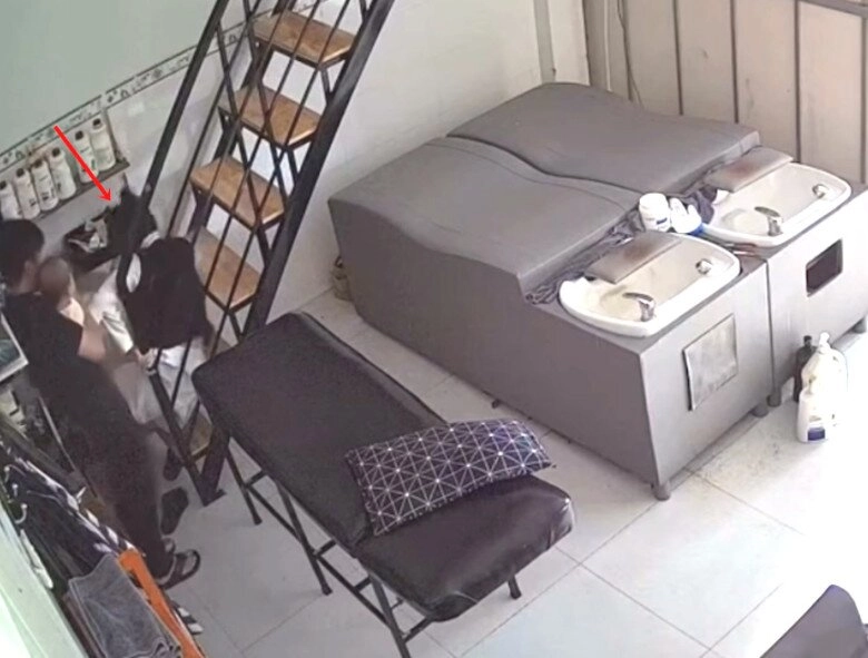 Mẹ việt ngã từ trên tầng cao xuống đất gặp nguy hiểm nhưng tay vẫn giữ chặt bảo vệ con - 4