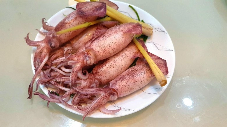 Mẹo luộc mực giòn ngon căng mọng đẹp mắt không bị dai khô của 9x đảm đang - 2