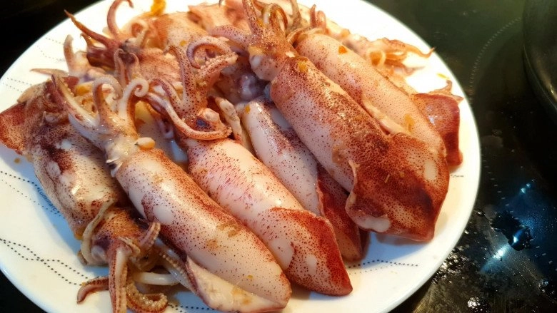 Mẹo luộc mực giòn ngon căng mọng đẹp mắt không bị dai khô của 9x đảm đang - 3