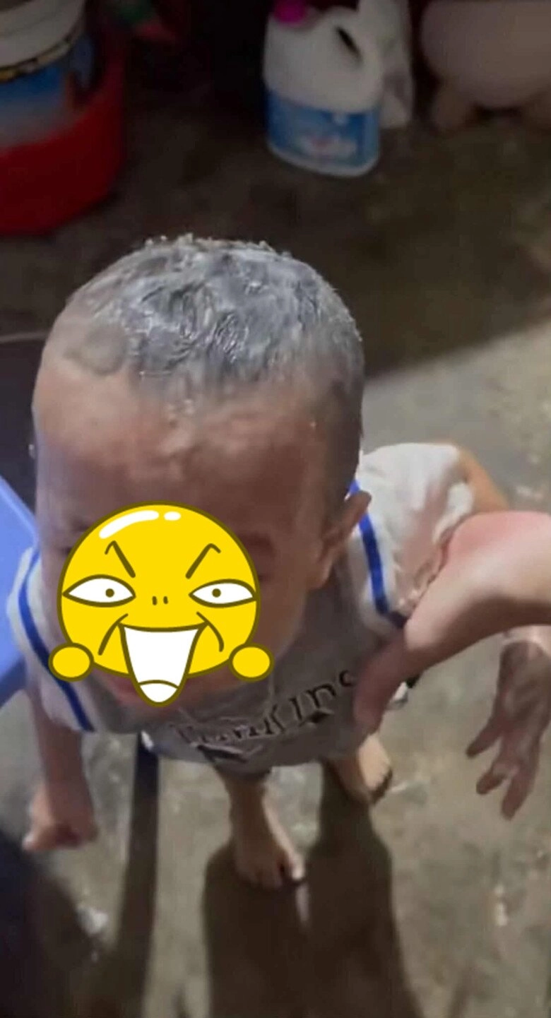 Mới nửa tháng khối nghỉ hè đã khiến bố mẹ thở oxi kêu cứu vì 1001 kiếp nạn hết tắm bùn đến lấy mỡ lợn bôi đầu - 3