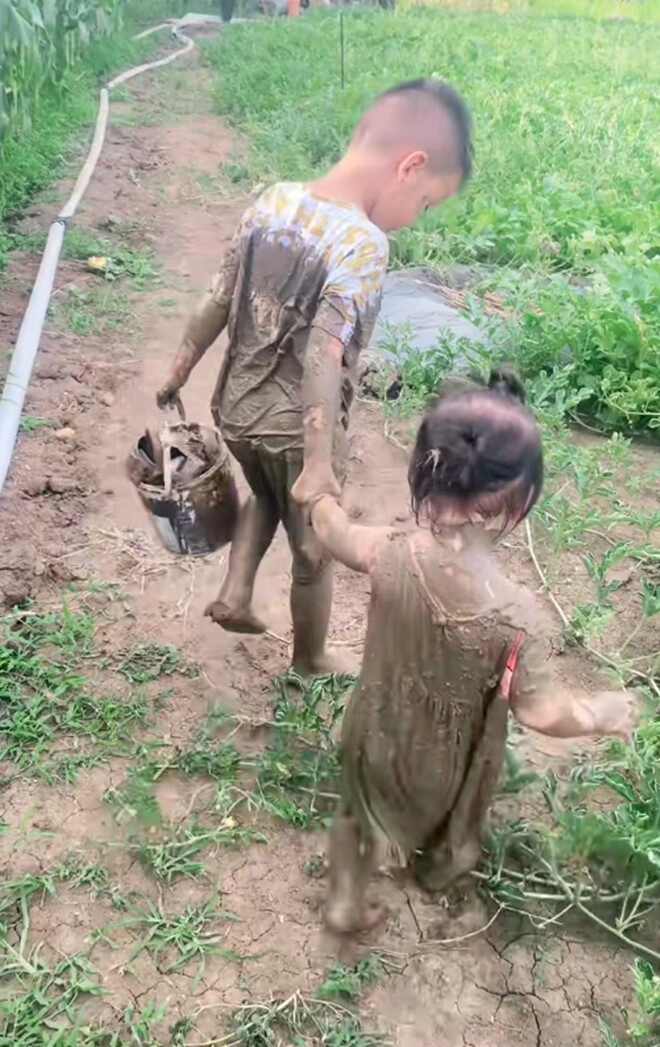 Mới nửa tháng khối nghỉ hè đã khiến bố mẹ thở oxi kêu cứu vì 1001 kiếp nạn hết tắm bùn đến lấy mỡ lợn bôi đầu - 9