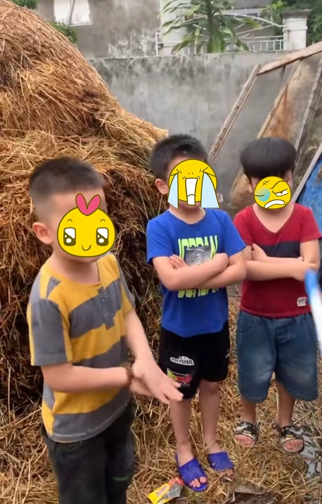 Mới nửa tháng khối nghỉ hè đã khiến bố mẹ thở oxi kêu cứu vì 1001 kiếp nạn hết tắm bùn đến lấy mỡ lợn bôi đầu - 12
