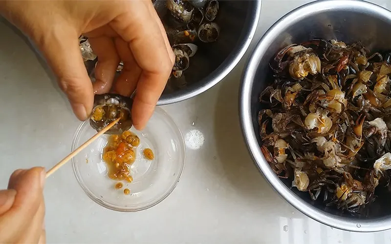 Mua cua đồng về chớ dại nấu luôn ngâm ngay vào thứ nước này giun sán trong cua phải bò ra hết mới yên tâm - 3