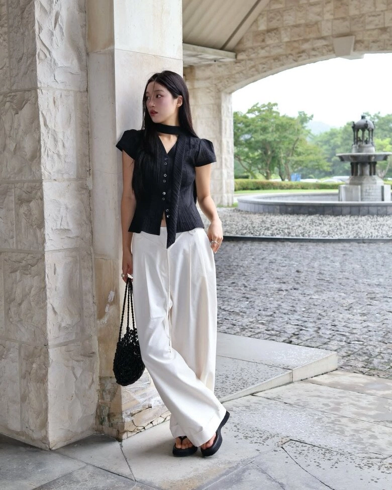 Mùa hè chỉ thích mặc đồ đen - trắng tôi cứ áp dụng công thức phối này đồng nghiệp ai cũng khen trẻ đẹp - 4