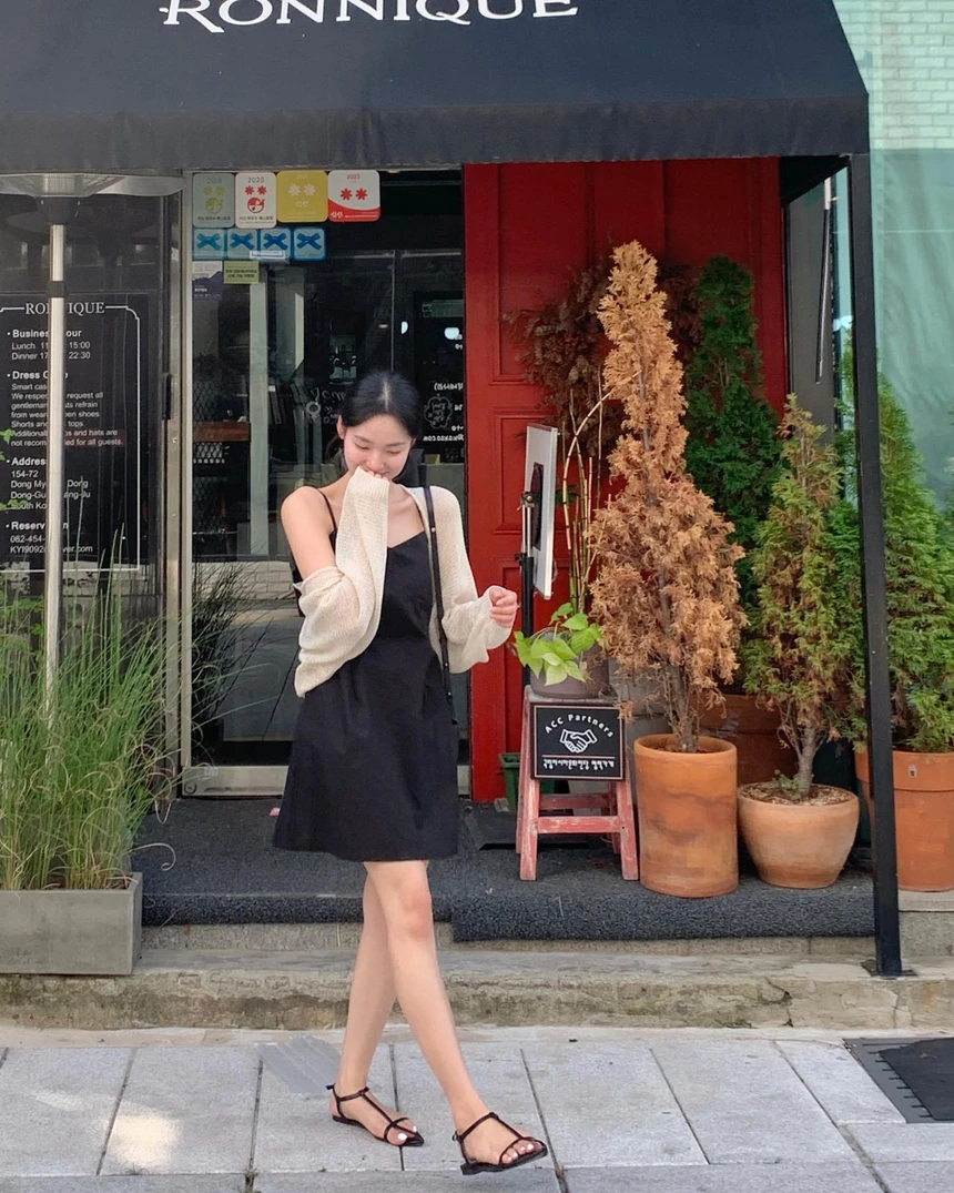 Muốn mặc đẹp với váy 2 dây không khó sắm ngay 4 món đồ vừa dễ diện lại siêu thanh lịch và nữ tính này - 6