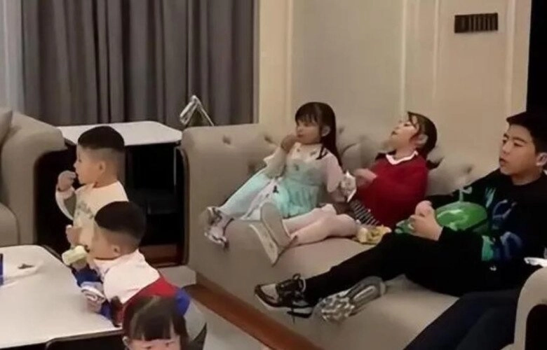 Mỹ nhân 13 năm đẻ sòn sòn 9 đứa con được gọi như máy đẻ thuê 6 bảo mẫu làm mẹ sung sướng trong khu nhà giàu - 6
