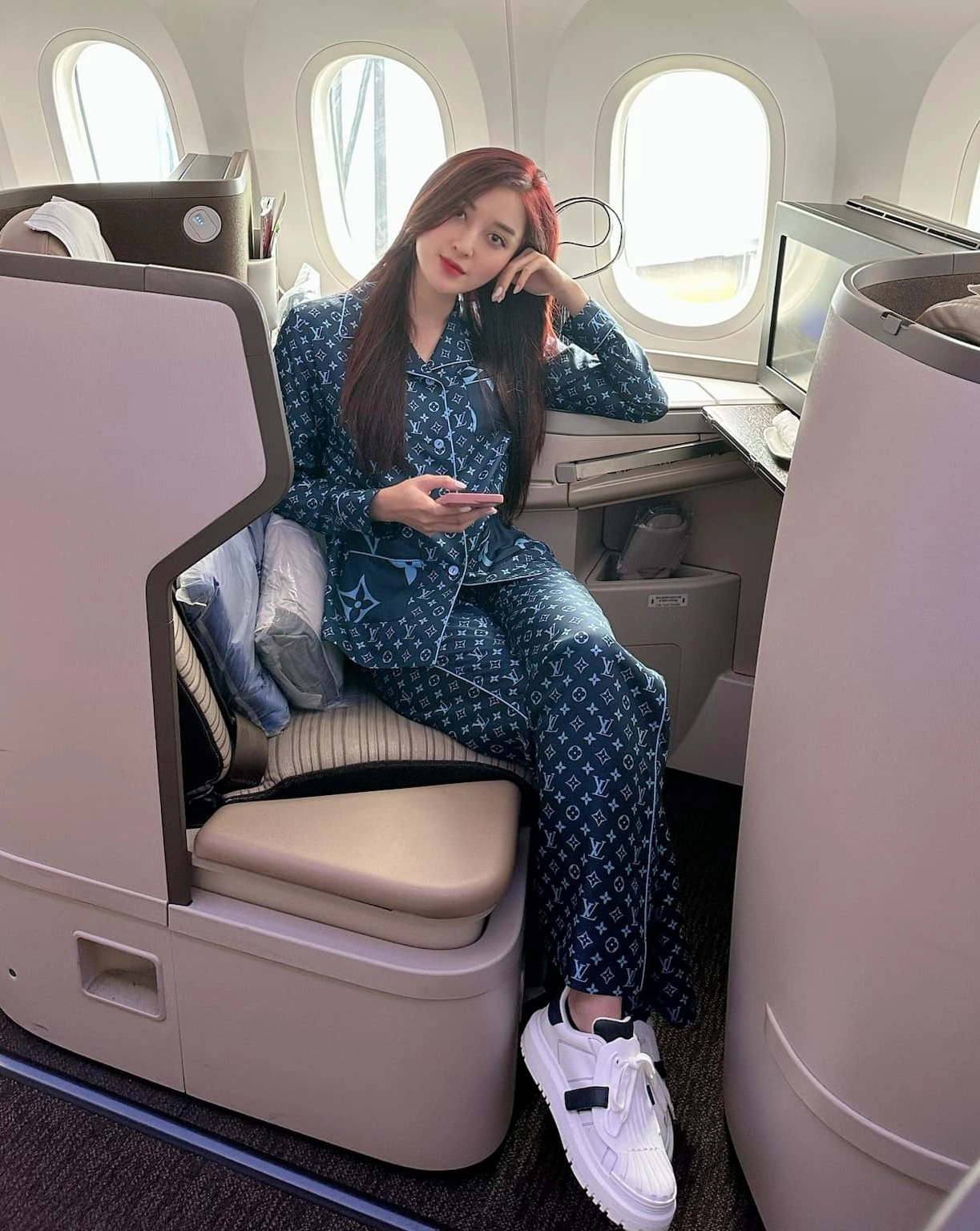 Mỹ nhân ngủ gật triệu like từng được báo trung khen là quốc bảo việt nam có gu ăn mặc toát mùi tiền - 21