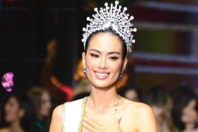 Nàng hậu đăng quang chiếc vương miện nhưng không ai công nhận phải làm mẫu nội y tiến thân showbiz - 1