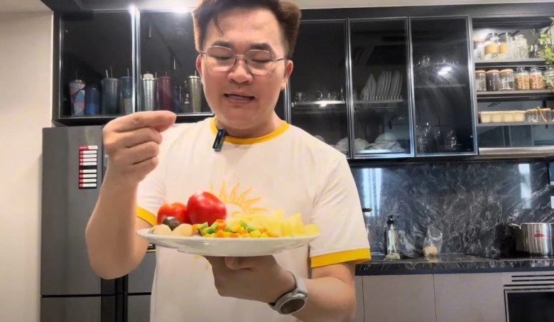 Nắng nóng ăn cơm không thấy ngon mc nổi tiếng việt nam vào bếp làm món bún thanh mát ngon miệng - 1