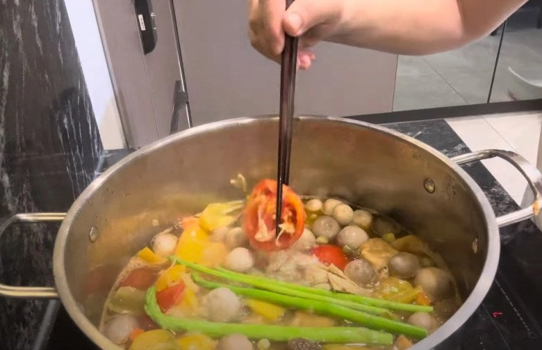 Nắng nóng ăn cơm không thấy ngon mc nổi tiếng việt nam vào bếp làm món bún thanh mát ngon miệng - 5