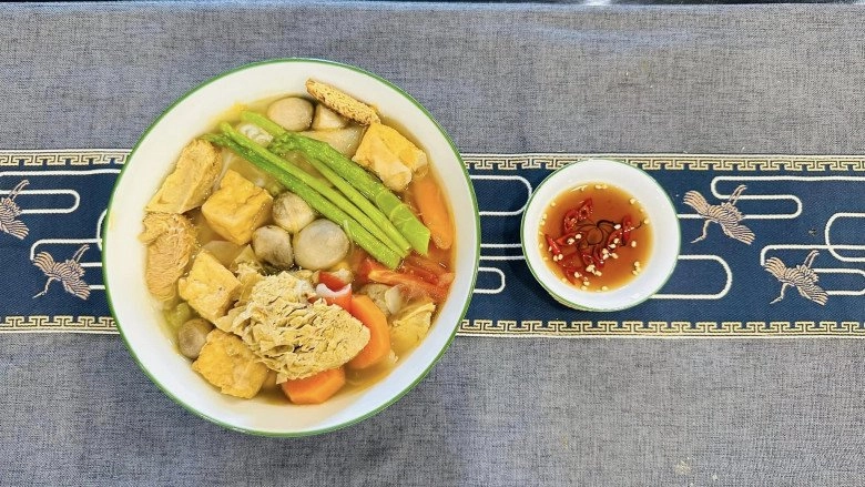 Nắng nóng ăn cơm không thấy ngon mc nổi tiếng việt nam vào bếp làm món bún thanh mát ngon miệng - 6