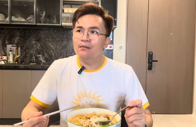 Nắng nóng ăn cơm không thấy ngon mc nổi tiếng việt nam vào bếp làm món bún thanh mát ngon miệng - 7