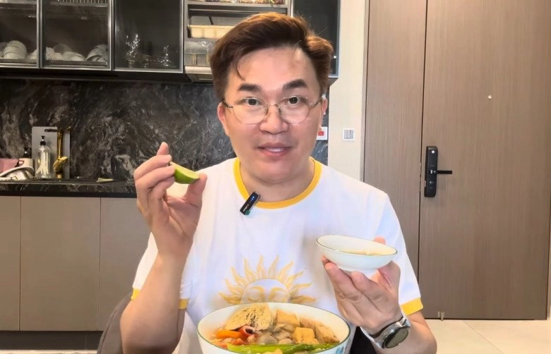 Nắng nóng ăn cơm không thấy ngon mc nổi tiếng việt nam vào bếp làm món bún thanh mát ngon miệng - 8