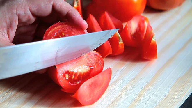 Nấu canh cà chua trứng mãi vẫn tanh nhớ mẹo này canh nấu lần nào thơm nức lần đó nổi vân cực đẹp - 1