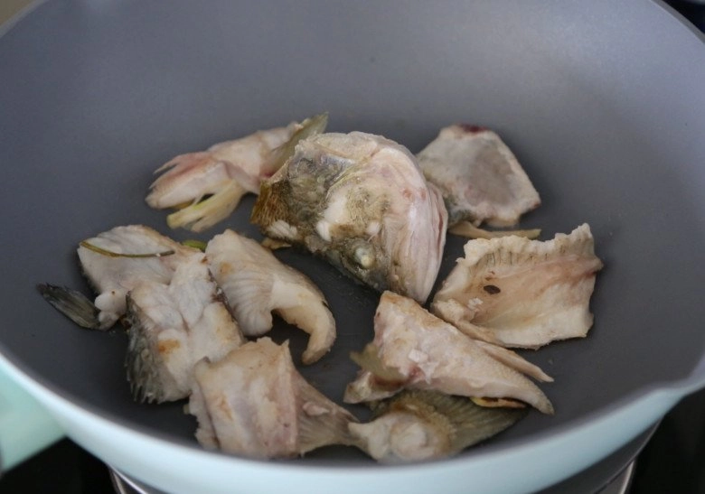 Nấu canh cá dưa chua thêm một chai này vào món ăn ngon và lạ miệng hơn hẳn - 8