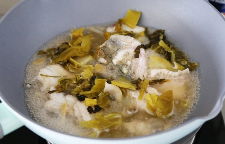 Nấu canh cá dưa chua thêm một chai này vào món ăn ngon và lạ miệng hơn hẳn - 9