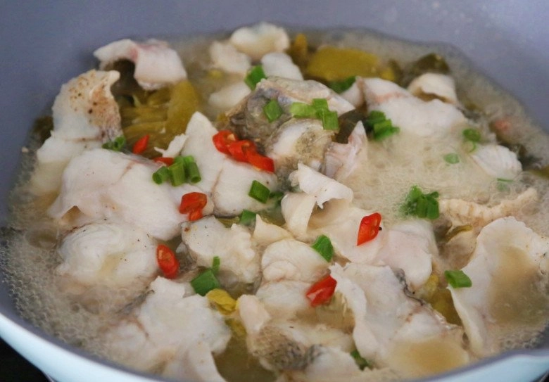 Nấu canh cá dưa chua thêm một chai này vào món ăn ngon và lạ miệng hơn hẳn - 11