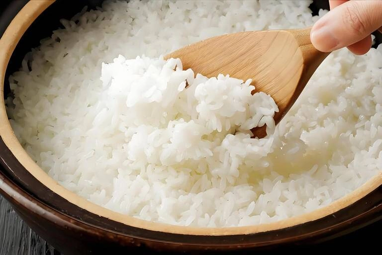 Nấu cơm chỉ cho nước chẳng khác nào nghiệp dư thêm 2 thứ này vào nước cơm vừa thơm vừa mềm tơi xốp - 1