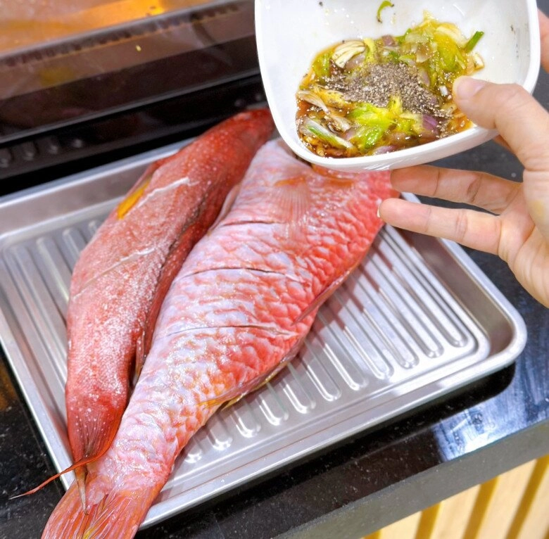Ngày hè nóng nực làm ngay cá hấp xì dầu cuốn rau sống chấm mắm nêm cực ngon lại thanh mát - 3