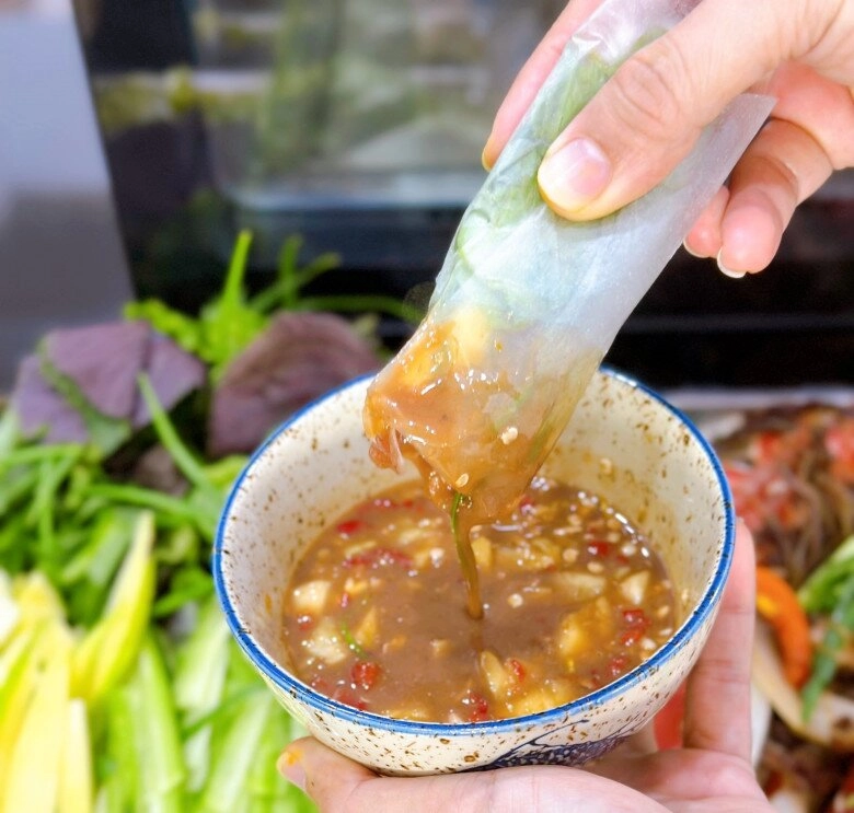 Ngày hè nóng nực làm ngay cá hấp xì dầu cuốn rau sống chấm mắm nêm cực ngon lại thanh mát - 8