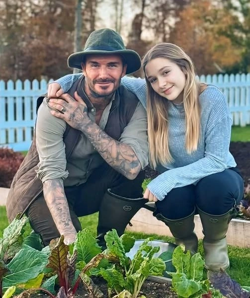Ngày nào còn bế trên tay con gái beckham trổ mã xinh đẹp - 7