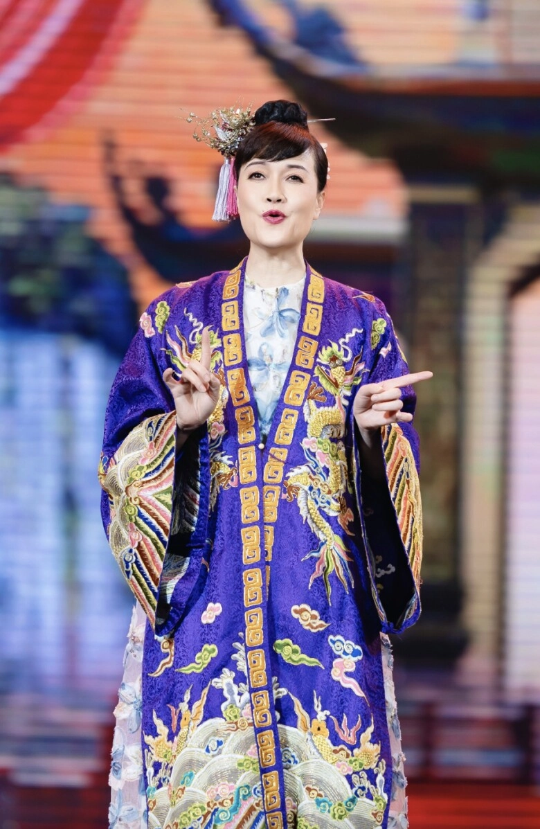 Nghệ sĩ vân dung lọt top 15 khi thi hoa hậu sắp làm mẹ chồng vẫn mê mặc hở chọn toàn màu rực rỡ không kém giới trẻ - 2