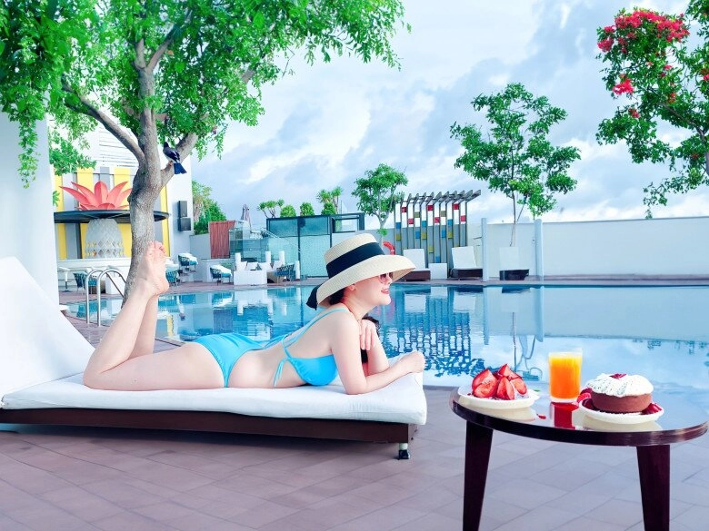Nghệ sĩ vân dung lọt top 15 khi thi hoa hậu sắp làm mẹ chồng vẫn mê mặc hở chọn toàn màu rực rỡ không kém giới trẻ - 4