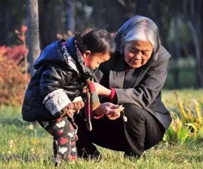 Nghỉ hè gửi con về quê cho bà nội chăm lúc gọi hỏi thăm mẹ điếng người khi thấy con có biểu hiện lạ - 1