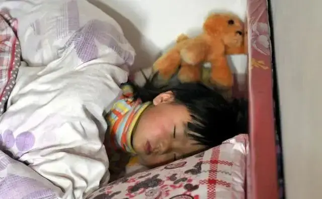 Nghỉ hè gửi con về quê cho bà nội chăm lúc gọi hỏi thăm mẹ điếng người khi thấy con có biểu hiện lạ - 2