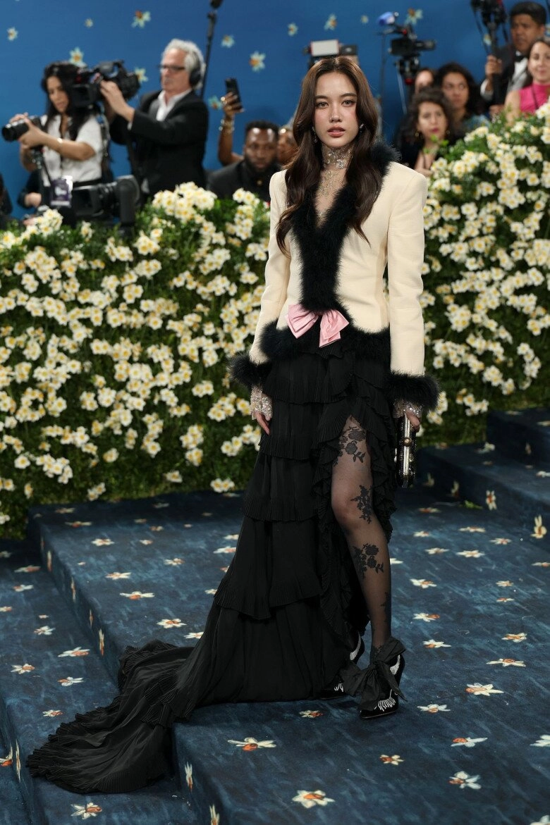 ngọc nữ thế hệ mới của thái lan khiến phóng viên nhận nhầm là jisoo tại met gala gu thời trang xứng danh nàng thơ valentino - 2