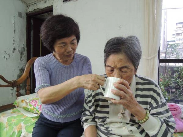Người lạ giả làm con gái đến thăm mẹ già 88 tuổi suốt 6 tháng thân phận thực sự khiến gia đình ngã ngửa - 4