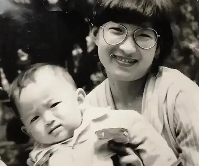 Người mẹ bán hết tài sản tìm con mất tích 32 năm khi gặp lại con trai nói một câu khiến bà nghẹn ngào - 1