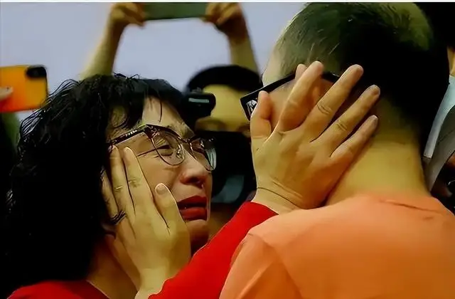Người mẹ bán hết tài sản tìm con mất tích 32 năm khi gặp lại con trai nói một câu khiến bà nghẹn ngào - 6